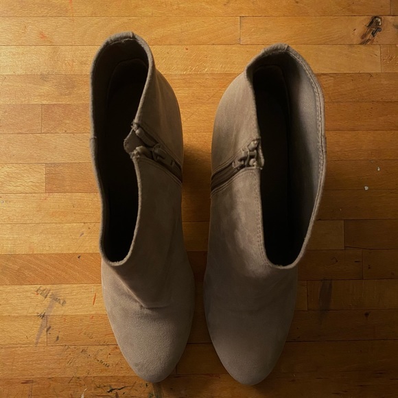 Heeled boot - Picture 2 of 2